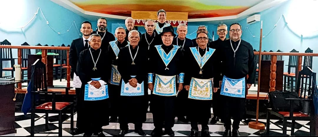 Irmãos reunidos no Templo, em fotografia oficial da Sessão Ordinária de Instrução no Grau de Aprendiz Maçom