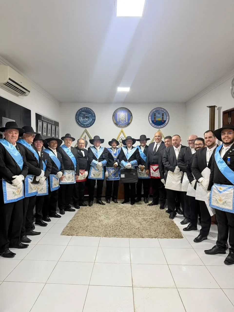 Irmãos reunidos no Templo, em fotografia oficial da Sessão Ordinária de Instrução, no Grau de Aprendiz Maçom
