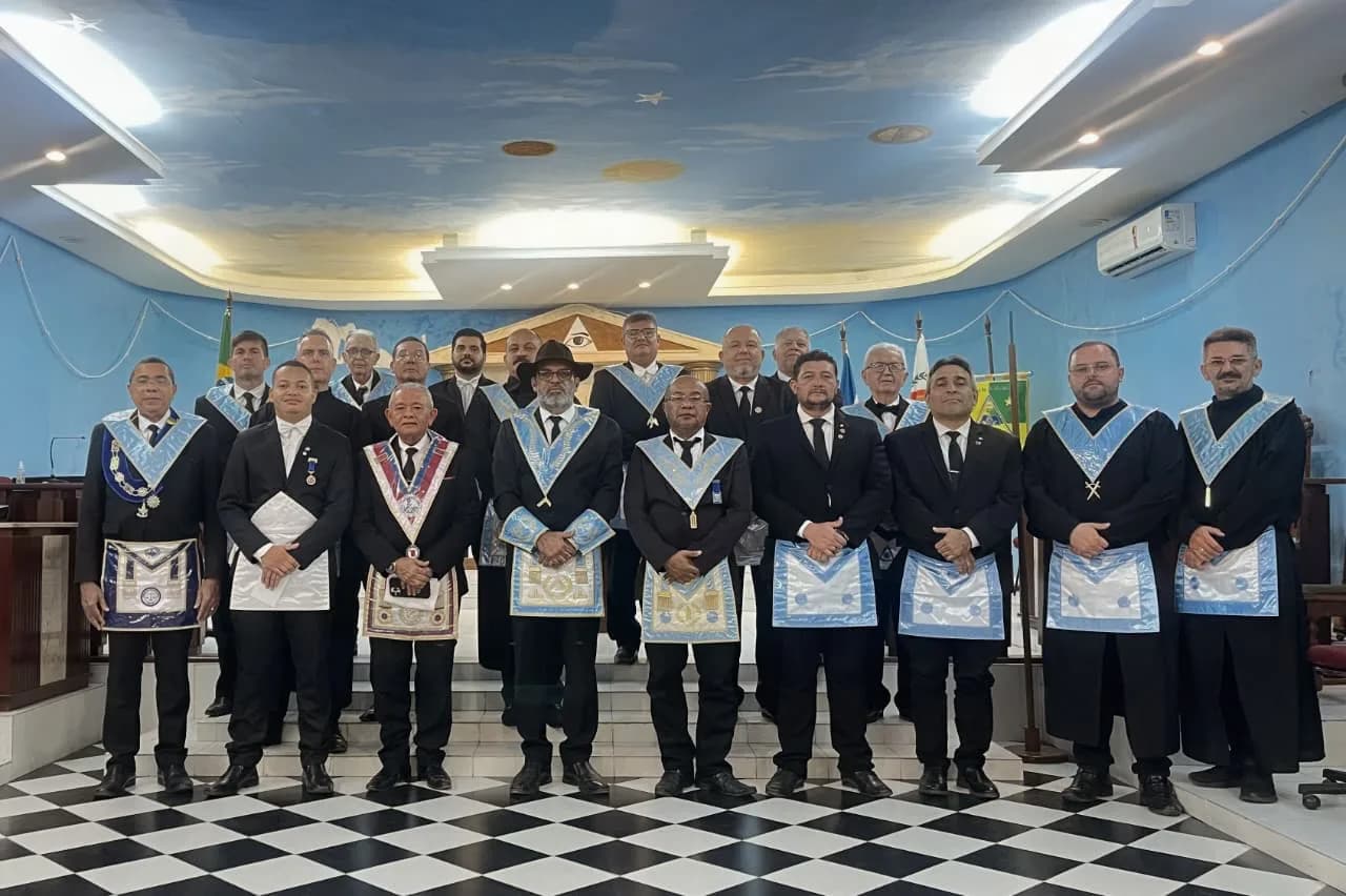 Irmãos reunidos no Templo, em fotografia oficial da Sessão Ordinária de Instrução, no Grau de Aprendiz Maçom